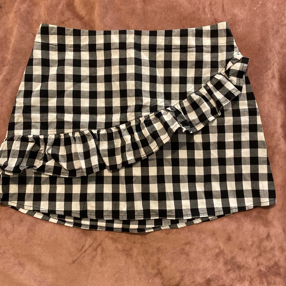 Plaid checkered mini skirt Black and white with ruffle and size zipper x-small/s